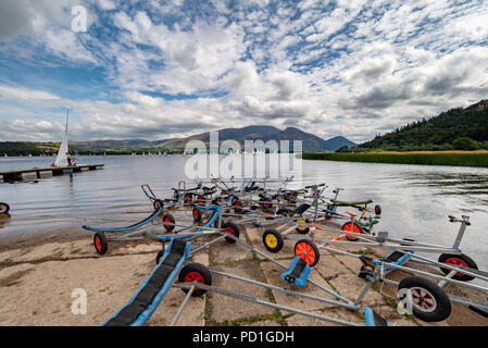 Bassenthwaite Lake, Großbritannien. 5. August 2018. Gutes Wetter, aber leichte Winde, führte in einigen frühen Verschiebungen am zweiten Tag der Rennen in Bassenthwaite Segeln Woche. Hunderte von Segel-Enthusiasten nehmen an den neun Tagen der Veranstaltung, die jährlich von Bassenthwaite Sailing Club in Cumbria organisiert ist. Der Hintergrund des Skiddaw bietet dramatische Szenerie für beide Segler und Zuschauer auch wenn das gute Wetter führt zu wenig Wind macht. In diesem Jahr die Veranstaltung läuft vom 4. bis zum 12. August. Foto Bailey-Cooper Fotografie/Alamy leben Nachrichten Stockfoto