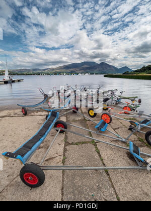 Bassenthwaite Lake, Großbritannien. 5. August 2018. Gutes Wetter, aber leichte Winde, führte in einigen frühen Verschiebungen am zweiten Tag der Rennen in Bassenthwaite Segeln Woche. Hunderte von Segel-Enthusiasten nehmen an den neun Tagen der Veranstaltung, die jährlich von Bassenthwaite Sailing Club in Cumbria organisiert ist. Der Hintergrund des Skiddaw bietet dramatische Szenerie für beide Segler und Zuschauer auch wenn das gute Wetter führt zu wenig Wind macht. In diesem Jahr die Veranstaltung läuft vom 4. bis zum 12. August. Foto Bailey-Cooper Fotografie/Alamy leben Nachrichten Stockfoto