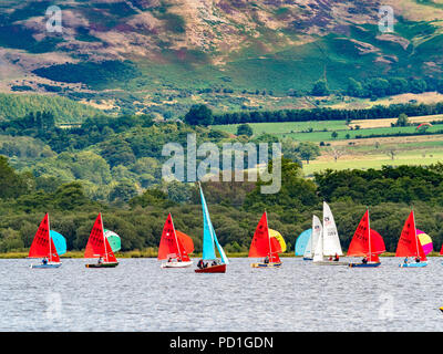 Bassenthwaite Lake, Großbritannien. 5. August 2018. Gutes Wetter, aber leichte Winde, führte in einigen frühen Verschiebungen am zweiten Tag der Rennen in Bassenthwaite Segeln Woche. Hunderte von Segel-Enthusiasten nehmen an den neun Tagen der Veranstaltung, die jährlich von Bassenthwaite Sailing Club in Cumbria organisiert ist. Der Hintergrund des Skiddaw bietet dramatische Szenerie für beide Segler und Zuschauer auch wenn das gute Wetter führt zu wenig Wind macht. In diesem Jahr die Veranstaltung läuft vom 4. bis zum 12. August. Foto Bailey-Cooper Fotografie/Alamy leben Nachrichten Stockfoto