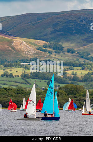 Bassenthwaite Lake, Großbritannien. 5. August 2018. Gutes Wetter, aber leichte Winde, führte in einigen frühen Verschiebungen am zweiten Tag der Rennen in Bassenthwaite Segeln Woche. Hunderte von Segel-Enthusiasten nehmen an den neun Tagen der Veranstaltung, die jährlich von Bassenthwaite Sailing Club in Cumbria organisiert ist. Der Hintergrund des Skiddaw bietet dramatische Szenerie für beide Segler und Zuschauer auch wenn das gute Wetter führt zu wenig Wind macht. In diesem Jahr die Veranstaltung läuft vom 4. bis zum 12. August. Foto Bailey-Cooper Fotografie/Alamy leben Nachrichten Stockfoto