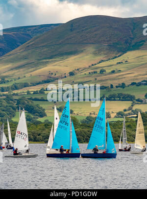 Bassenthwaite Lake, Großbritannien. 5. August 2018. Gutes Wetter, aber leichte Winde, führte in einigen frühen Verschiebungen am zweiten Tag der Rennen in Bassenthwaite Segeln Woche. Hunderte von Segel-Enthusiasten nehmen an den neun Tagen der Veranstaltung, die jährlich von Bassenthwaite Sailing Club in Cumbria organisiert ist. Der Hintergrund des Skiddaw bietet dramatische Szenerie für beide Segler und Zuschauer auch wenn das gute Wetter führt zu wenig Wind macht. In diesem Jahr die Veranstaltung läuft vom 4. bis zum 12. August. Foto Bailey-Cooper Fotografie/Alamy leben Nachrichten Stockfoto