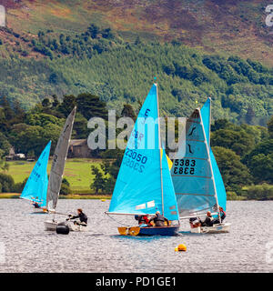 Bassenthwaite Lake, Großbritannien. 5. August 2018. Gutes Wetter, aber leichte Winde, führte in einigen frühen Verschiebungen am zweiten Tag der Rennen in Bassenthwaite Segeln Woche. Hunderte von Segel-Enthusiasten nehmen an den neun Tagen der Veranstaltung, die jährlich von Bassenthwaite Sailing Club in Cumbria organisiert ist. Der Hintergrund des Skiddaw bietet dramatische Szenerie für beide Segler und Zuschauer auch wenn das gute Wetter führt zu wenig Wind macht. In diesem Jahr die Veranstaltung läuft vom 4. bis zum 12. August. Foto Bailey-Cooper Fotografie/Alamy leben Nachrichten Stockfoto