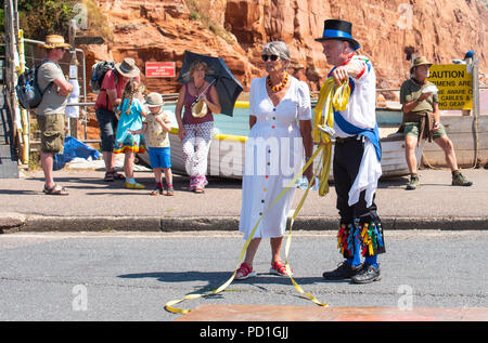 Sidmouth, Devon, Großbritannien. August 2018. UK Wetter: Heiß und sonnig in Sidmouth. Urlauber und Besucher strömen in den malerischen Badeort Sidmouth, um die heiße Sonne und den blauen Himmel zu genießen, während das jährliche Volksfest eine Woche mit traditionellen britischen Gesängen und Tänzen beginnt. Quelle: DWR/Alamy Live News Stockfoto