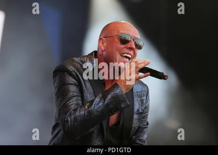 Wildboarclough, Cheshire, UK. 5. August 2018. Heaven 17 live auf der Hauptbühne am Rücklauf Norden Arley Hall in Cheshire. Stockfoto