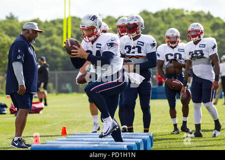 August 4, 2018; Foxborough, MA, USA; New England Patriots zurück laufen Rex Burkhead (34) beteiligt sich an Übungen während der New England Patriots Trainingslager am Gillette Stadium. Anthony Nesmith/Cal Sport Media Stockfoto