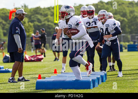 August 4, 2018; Foxborough, MA, USA; New England Patriots zurück läuft, James White (28) beteiligt sich an Übungen während der New England Patriots Trainingslager am Gillette Stadium. Anthony Nesmith/Cal Sport Media Stockfoto