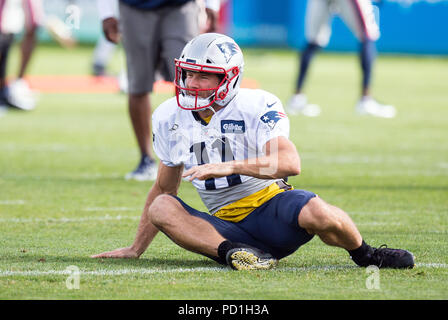 August 4, 2018; Foxborough, MA, USA; New England Patriots wide receiver Julian Edelman (11) erstreckt sich vor dem Bohrer während der New England Patriots Trainingslager am Gillette Stadium. Anthony Nesmith/Cal Sport Media Stockfoto