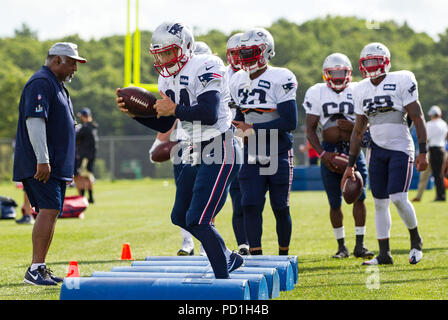 August 4, 2018; Foxborough, MA, USA; New England Patriots zurück laufen Rex Burkhead (34) beteiligt sich an Übungen während der New England Patriots Trainingslager am Gillette Stadium. Anthony Nesmith/Cal Sport Media Stockfoto