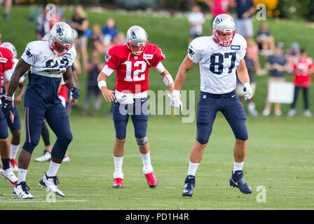 August 4, 2018; Foxborough, MA, USA; New England Patriots festes Ende Rob Gronkowski (87) und New England Patriots Quarterback Tom Brady (12), um mit dem Aufwärmen zu beteiligt sich an Übungen während der New England Patriots Trainingslager am Gillette Stadium. Anthony Nesmith/Cal Sport Media Stockfoto