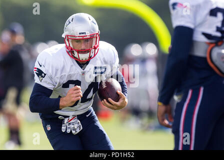 August 4, 2018; Foxborough, MA, USA; New England Patriots zurück laufen Rex Burkhead (34) beteiligt sich an Übungen während der New England Patriots Trainingslager am Gillette Stadium. Anthony Nesmith/Cal Sport Media Stockfoto