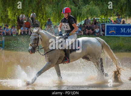 Gatcombe Park Gloucestershire Magic Millionen Festival britische Eventing. Heidi Brattie Larsen & Euforian am Wasser während Magic Millionen British Open Championships 2018 Stockfoto