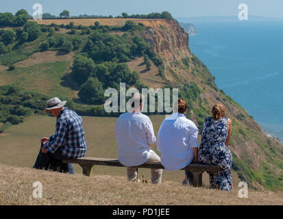 Sidmouth, East Devon, Großbritannien. 5. August 2018. UK Wetter: Sonnenschein und blauer Himmel im East Devon. Wanderer und Besucher genießen die schöne Landschaft und die Küstenlandschaft entlang des South West Coast Path in der Nähe von Sidmouth an einem sehr heißen und sonnigen Tag. Credit: Celia McMahon/Alamy leben Nachrichten Stockfoto