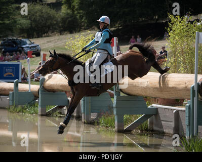 Gatcombe Park Gloucestershire Magic Millionen Festival britische Eventing. Katie Preston & Templer die Gerechtigkeit im Wasser während Magic Millionen British Open Championships 2018 Stockfoto