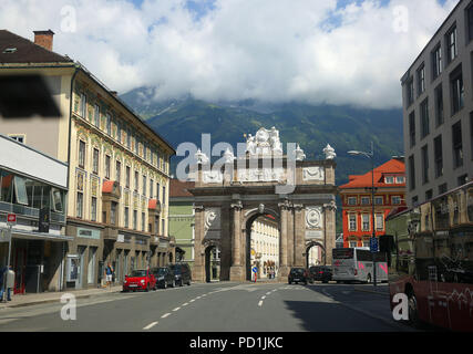 Insbruck, Österreich. 24. Juni, 2018. Eine Szene aus Innsbruck, Österreich. Innsbruck, der Hauptstadt von AustriaÃ¢â'¬â"¢s Western Land Tirol, ist eine Stadt in den Alpen, das lange ein Ziel für den Wintersport. Innsbruck ist auch für seine Kaiserliche und moderne Architektur bekannt. Credit: Leigh Taylor/ZUMA Draht/Alamy leben Nachrichten Stockfoto