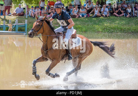 Gatcombe Park Gloucestershire Magic Millionen Festival britische Eventing. Tim Preis & Klapse die Gerechtigkeit im Wasser während Magic Millionen British Open Championships 2018 Stockfoto