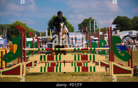 Gatcombe Park Gloucestershire Magic Millionen Festival britische Eventing.. Emily King & Dargun im Springreiten für die Magie von Millionen Briten öffnen Meisterschaften konkurrieren. Stockfoto