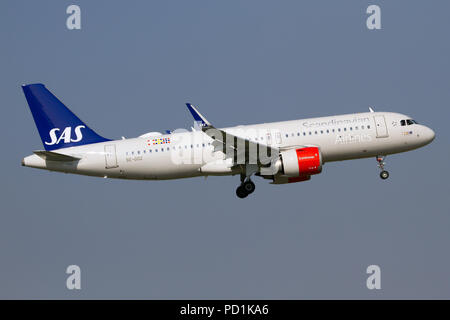Mailand, Italien. 4 Aug, 2018. Ein Scandinavian Airlines SAS Airbus 320 Neo am Mailänder Flughafen Linate entfernt. Credit: Fabrizio Gandolfo/SOPA Images/ZUMA Draht/Alamy leben Nachrichten Stockfoto