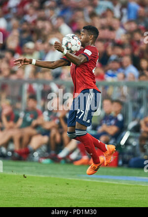 München, Deutschland. 5. August 2018. FC Bayern München - Manchester United, August 05, 2018 David Alaba, FCB 27 Antriebe, Steuerungen, die Kugel, Action, full-size, Single Action mit Kugel, vollen Körper, ganze Zahl, Ausschnitt, einzelne Schüsse, Kugel Behandlung, Pick-up, Kopfzeile, Ausschneiden, FC Bayern München - Manchester United 1-0 Test Match, Freundschaftsspiel, Manu, Saison 2018/2019, 5. August 2018 in München, A l l i a n z a r e n a, Deutschland. © Peter Schatz/Alamy Live News Credit: Peter Schatz/Alamy leben Nachrichten Stockfoto