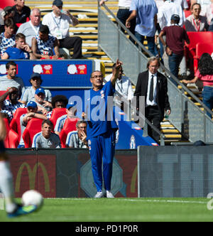 London, Großbritannien. 6 Aug, 2018. Chelsea Manager Maurizio Sarri Gesten während der Community Shield Match zwischen Chelsea und Manchester City im Wembley Stadion in London, Großbritannien auf August 5, 2018. Manchester City gewann 2-0. Credit: Marek Dorcik/Xinhua/Alamy leben Nachrichten Stockfoto