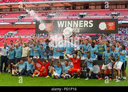 London, Großbritannien. 6 Aug, 2018. Das siegreiche Team Manchester City feiert nach der Gemeinschaft Schild Match zwischen Chelsea und Manchester City im Wembley Stadion in London, Großbritannien auf August 5, 2018. Manchester City gewann 2-0. Credit: Marek Dorcik/Xinhua/Alamy leben Nachrichten Stockfoto