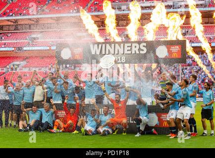 London, Großbritannien. 6 Aug, 2018. Das siegreiche Team Manchester City feiert nach der Gemeinschaft Schild Match zwischen Chelsea und Manchester City im Wembley Stadion in London, Großbritannien auf August 5, 2018. Manchester City gewann 2-0. Credit: Marek Dorcik/Xinhua/Alamy leben Nachrichten Stockfoto