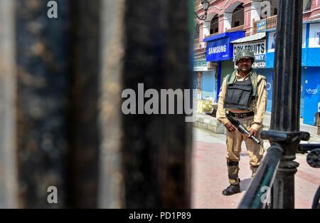 August 5, 2018 - Srinagar, J&K, Indien - eine paramilitärische Trooper auf Guard während der Schließung gesehen. Leben im Kaschmir-tal kam zum Stillstand aufgrund einer vollständigen Abschaltung gemäß der Gemeinsamen Widerstand Führung (JRL) gegen die rechtliche Herausforderung in das Oberste Gericht über die Gültigkeit von Artikel 35 -, die die Menschen Bars außerhalb von Jammu und Kaschmir vom Erwerb von Immobilienbesitz im Staat. Händler Sie am historischen Uhrturm in Lal Chowk '' rechtliche Ansturm'' auf der Artikel 35 - A. Protest Demonstranten Plakate tragen, rief pro-freiheit Slogans und warnte vor seriou Stockfoto