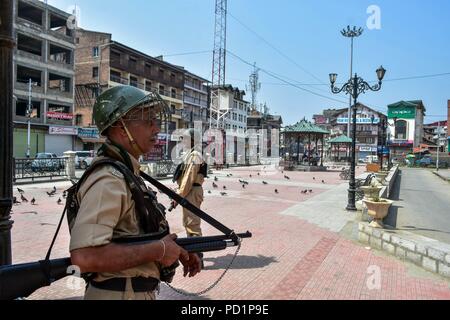 August 5, 2018 - Srinagar, J&K, Indien - Indische paramilitärischen troopers auf Schutz während der Schließung gesehen. Leben im Kaschmir-tal kam zum Stillstand aufgrund einer vollständigen Abschaltung gemäß der Gemeinsamen Widerstand Führung (JRL) gegen die rechtliche Herausforderung in das Oberste Gericht über die Gültigkeit von Artikel 35 -, die die Menschen Bars außerhalb von Jammu und Kaschmir vom Erwerb von Immobilienbesitz im Staat. Händler Sie am historischen Uhrturm in Lal Chowk '' rechtliche Ansturm'' auf der Artikel 35 - A. Protest Demonstranten Plakate tragen, rief pro-freiheit Slogans und warnte vor Stockfoto