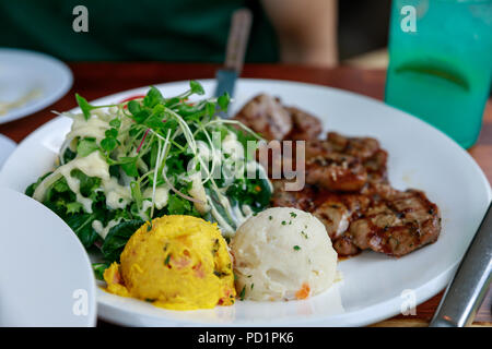 Gegrilltes Schweinefleisch Steak und Gemüse auf dem Teller Stockfoto