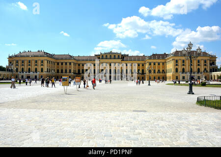 Schloss Schönbrunn in Wien in den Blick vom Haupteingang - Österreich. Stockfoto