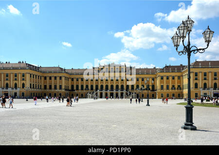 Schloss Schönbrunn in Wien in den Blick vom Haupteingang - Österreich. Stockfoto