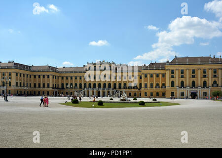 Schloss Schönbrunn in Wien in den Blick vom Haupteingang - Österreich. Stockfoto