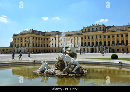 Schloss Schönbrunn in Wien mit Brunnen im Blick vom Haupteingang - Österreich. Stockfoto