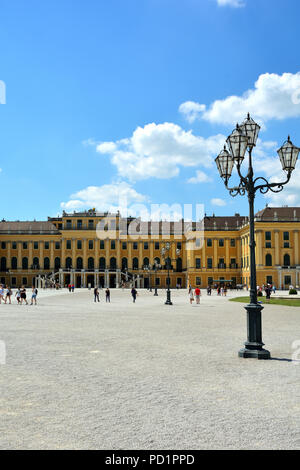 Schloss Schönbrunn in Wien in den Blick vom Haupteingang - Österreich. Stockfoto