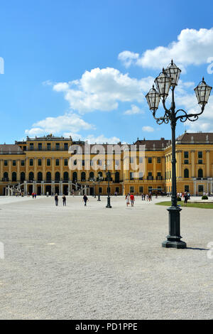 Schloss Schönbrunn in Wien in den Blick vom Haupteingang - Österreich. Stockfoto