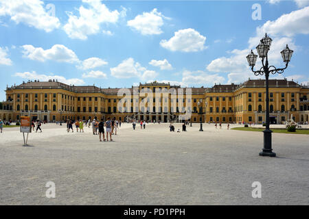Schloss Schönbrunn in Wien in den Blick vom Haupteingang - Österreich. Stockfoto