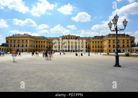 Schloss Schönbrunn in Wien in den Blick vom Haupteingang - Österreich. Stockfoto