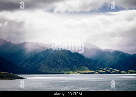 Wolken und Sonne über den Lake Hawea, Südinsel, Neuseeland.