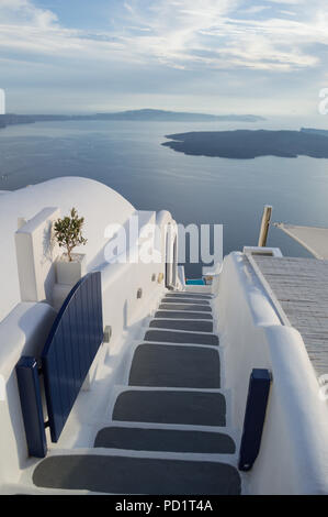 Die weiß getünchten Häuser auf den Klippen mit Blick aufs Meer und Treppe in Imerovigli, Santorini, Kykladen, Griechenland Stockfoto