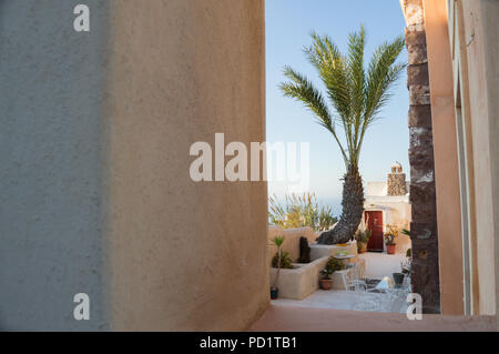 Bezaubernden Garten mit Tisch und Meerblick in Oia, Santorini, Kykladen, Griechenland Stockfoto