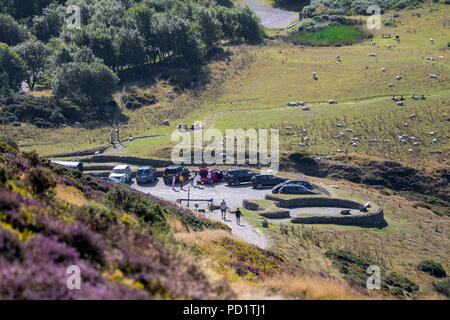 Wanderer parken ihre Autos und Position am oberen Parkplatz auf Moel Famau und Weg entlang der Offa's Dyke Path, Wales, Großbritannien Stockfoto