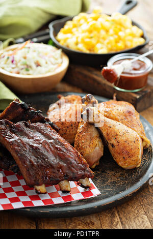 Gegrillt oder geräuchert, Ribs und Chicken Stockfoto