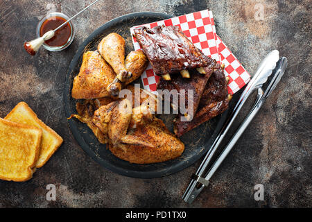 Gegrillt oder geräuchert, Ribs und Chicken Stockfoto