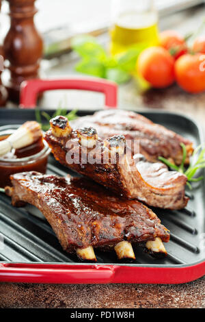 Gegrillte Rippchen mit Barbeque Sauce Stockfoto