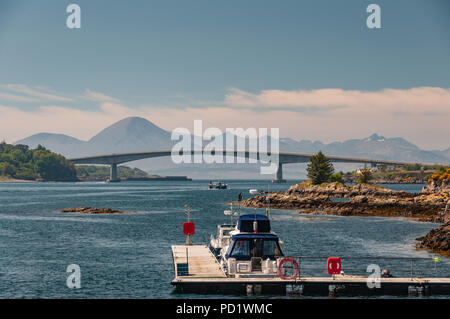 Skye Bridge gesehen von Kyle von Lochalsh, Schottland Stockfoto