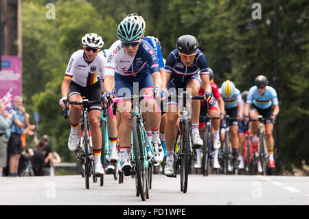 Das Peloton führt entlang der University Avenue der Frauen 130 km Straße Rennen bei Tag vier der 2018 Europameisterschaften im Glasgow Radfahren Road Race Course. Stockfoto