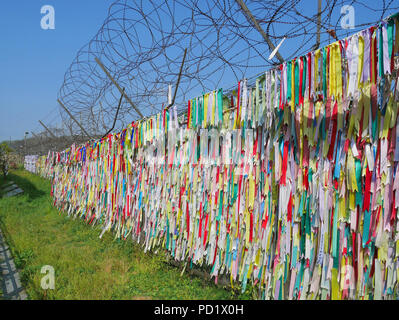 PAJU, SÜDKOREA - 26. SEPTEMBER 2017: Bunte Gebet Bänder an imjingak Park in der Nähe der DMZ oder demilitarisierte Zone. Südkoreaner diese Bänder Riegel mit Stockfoto