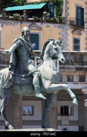 Denkmal von Karl III. von Spanien auf der Piazza del Plebiscito in Neapel, Italien Stockfoto