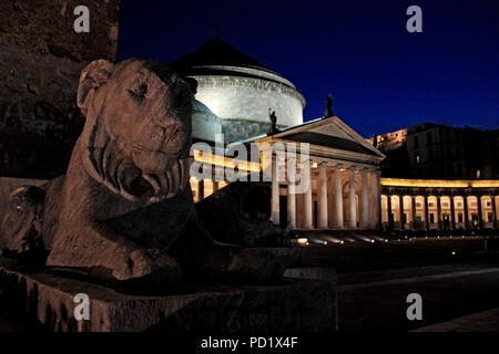 Löwen aus Marmor statue (im Fokus) bewacht den Eingang der Kolonnaden der Basilika San Francesco Di Paola an der Piazza del Plebiscito in Neapel Stockfoto