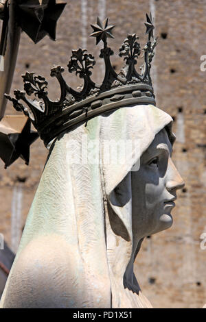 Nahaufnahme einer Marmorstatue zur Jungfrau Maria tragen eine bronzene Krone - Neapel, Italien Stockfoto