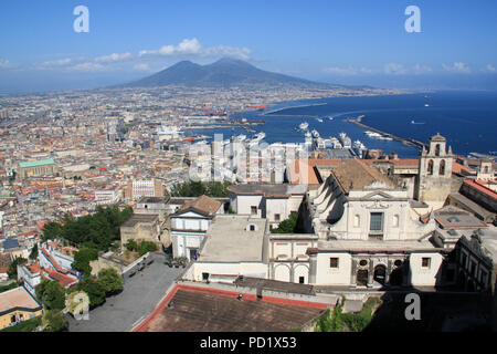 Atemberaubende Aussicht auf die Certosa di San Martino Klosteranlage, die Stadt Neapel und der Vesuv - Neapel, Italien Stockfoto